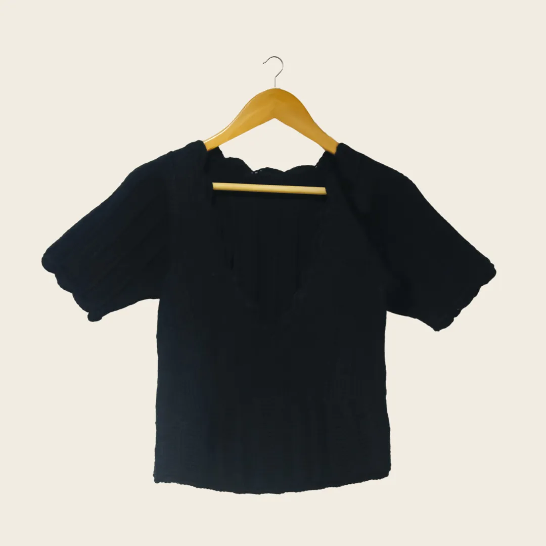 Yūbi Woolen Top – Stylish, Versatile, Handknitted Elegance